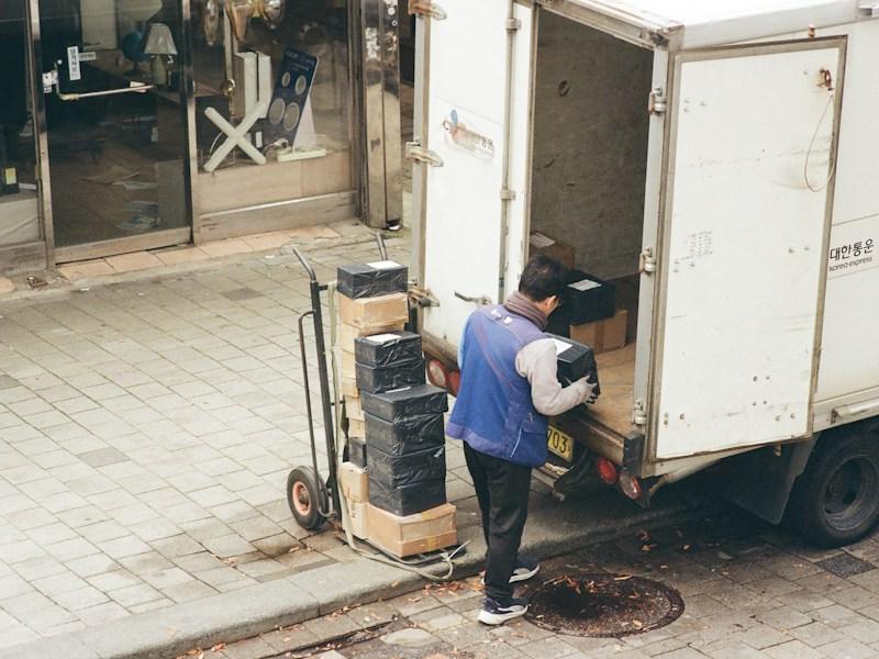 Mover loading boxes from a truck onto a hand truck